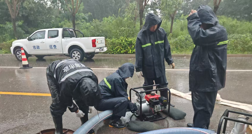 廣東暴雨預(yù)警更新，暴雨中的溫情故事